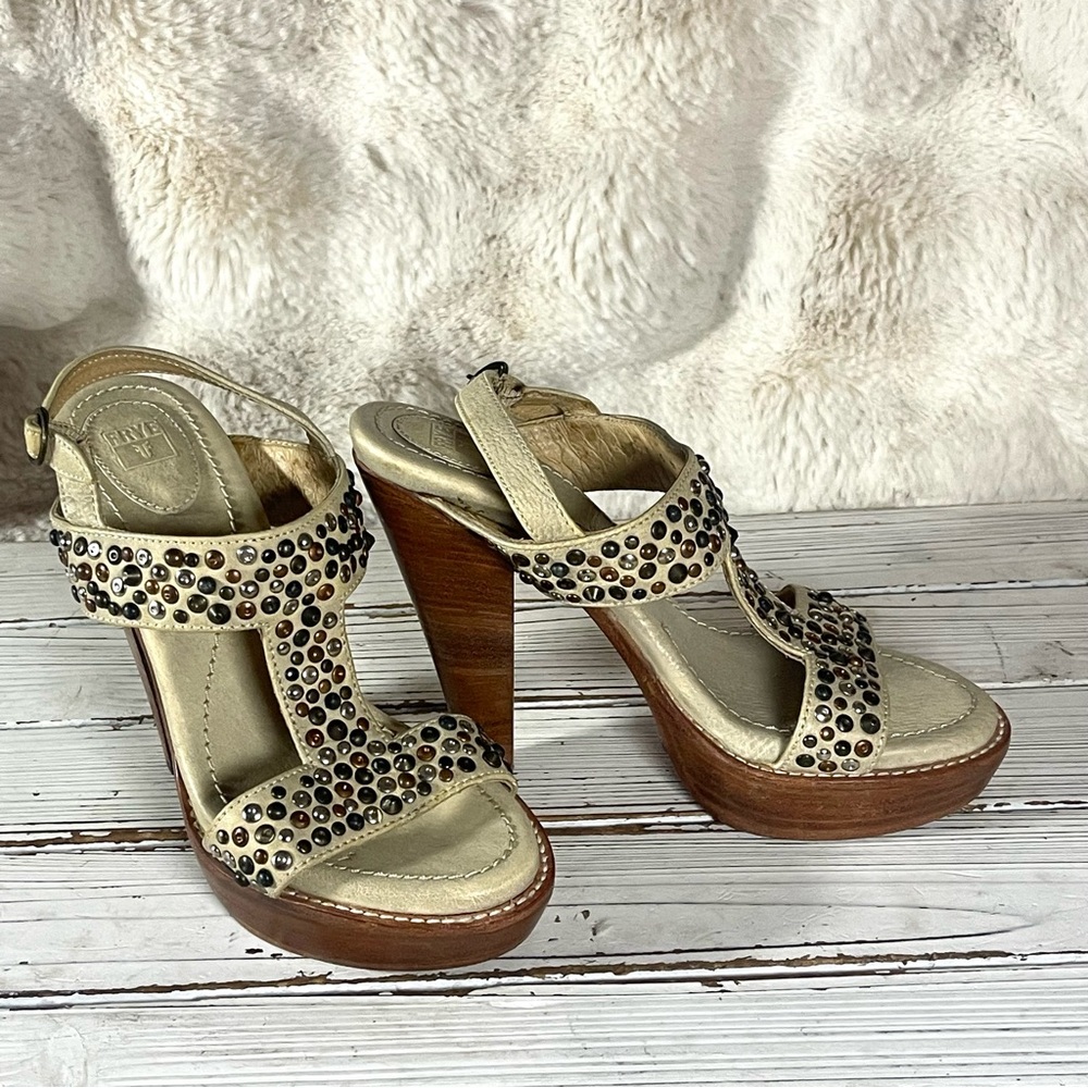 Frye Joy Metal Studded Natural Beige Leather Strap Wooden Heeled Sandals Sz 6